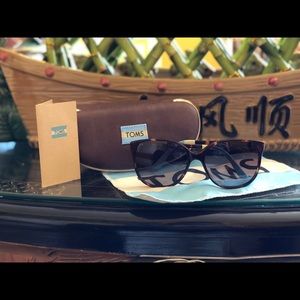 TOMS tortoise patterned sunglasses